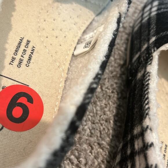 TOMS BLACK WHITE WOMENS FAUX SHEARLING SHOES Size 6 Belmont Slip‎ On Comfy Soft - Picture 16 of 16